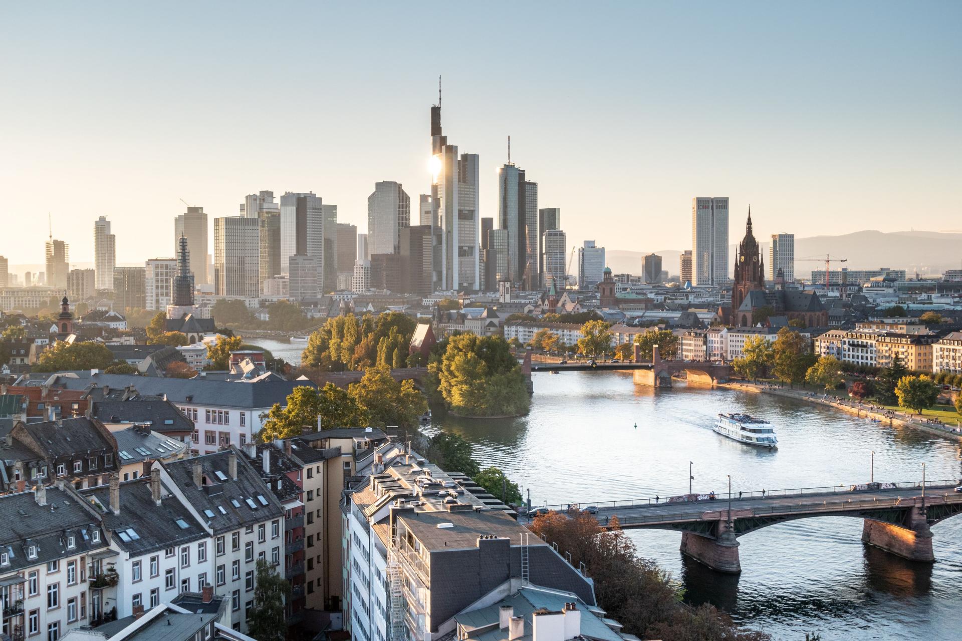 Blick auf die morgendliche Skyline und moderne Gebäude in Frankfurt, Deutschland